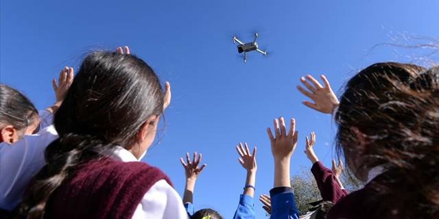 Ardahan'da köydeki öğrenciler ilk kez dron kullanmanın keyfini yaşadı