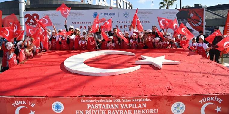 Pastadan yapılan en büyük bayrakla dünya rekoru kırıldı