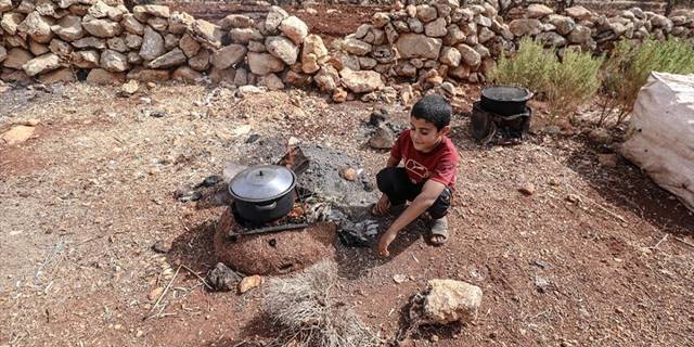 İdlib'deki çadır kamplarda yaşayan siviller ısınmak için naylon ve tezek topluyor