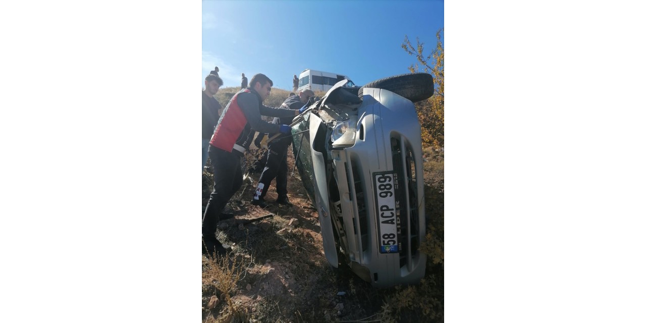 Sivas'ta otomobilin devrilmesi sonucu 3 kişi yaralandı