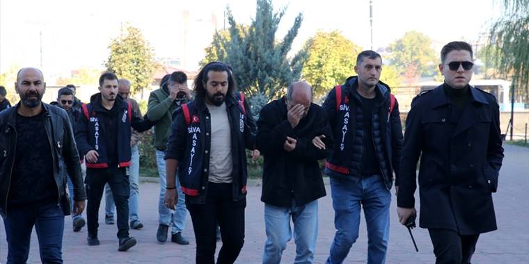 Sivas'ta bir kişinin arsada ölü bulunmasına ilişkin yakalanan 4 zanlıdan 1'i tutuklandı