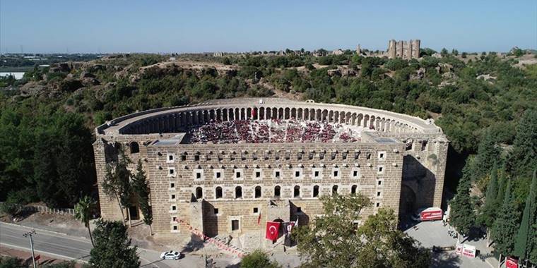 Aspendos Antik Tiyatro'da 7 bin öğrenci kitap okudu