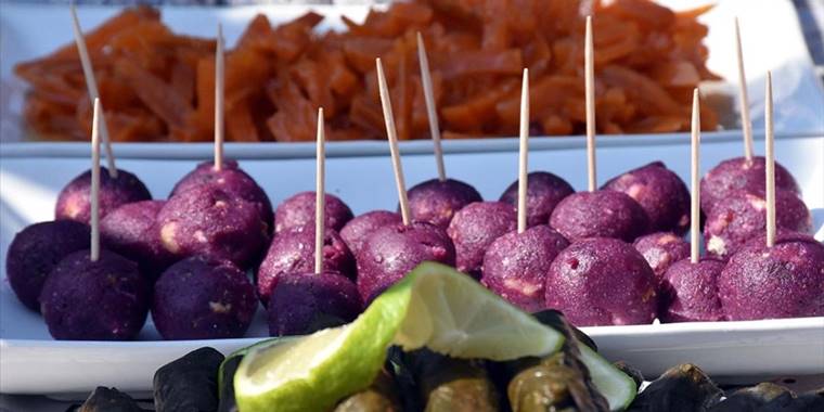 Muğla'da çiftçi aile tatlı patatesin rengarenk yemeklerini yapıyor