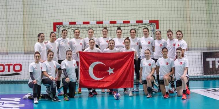 A Milli Kadın Hentbol Takımı, Cumhuriyet Bayramı'nı kutladı