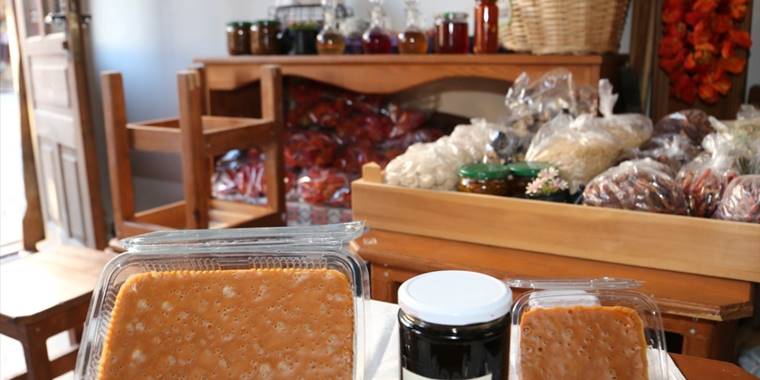 Sivrihisar'ın bağlarında üretilen üzümler dövme pekmeze dönüşüyor