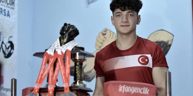 Dünya şampiyonu olduğu kolu sakatlanınca diğeriyle yarışıp yine birincilik kürsüsüne çıktı