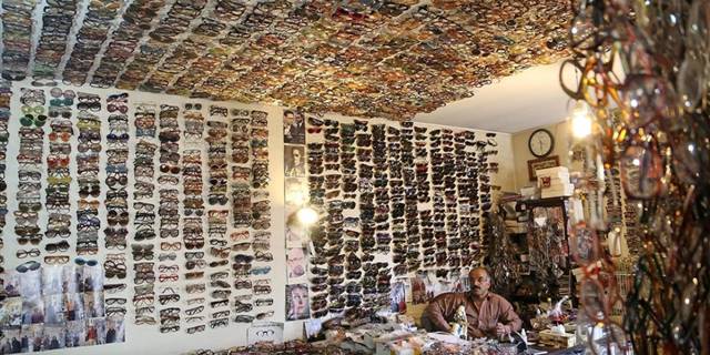 İranlı koleksiyoncu 15 yıldır biriktirdiği gözlüklerle dükkanını adeta müzeye çevirdi