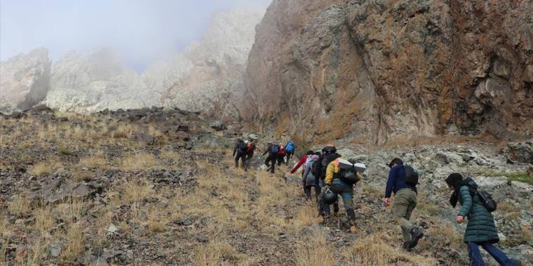 Dağcılar Cumhuriyet Bayramı'nı Tekelti Dağı'nın zirvesinde kutladı