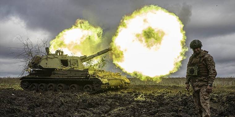 Ukrayna'da Donetsk cephesindeki Ukrayna topçu birliklerinin faaliyetleri görüntülendi