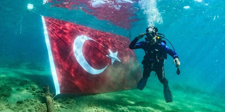 Mersin'de dalgıçlardan su altında Cumhuriyet Bayramı kutlaması