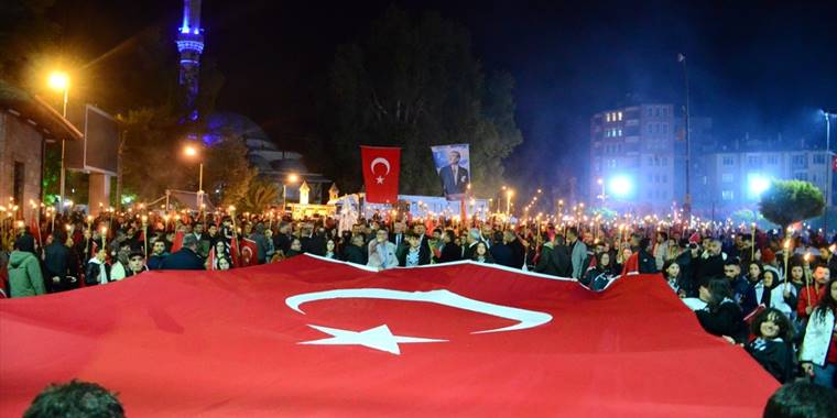 Karaman'da 29 Ekim Cumhuriyet Bayramı fener alayıyla kutlandı