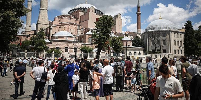 İstanbul'a eylülde gelen turist sayısı 2021'in aynı ayına göre yüzde 64 arttı
