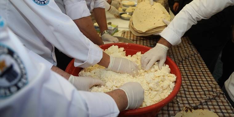Konya'da 5 ay önce mağaralara bırakılan tulum peyniri çıkarıldı