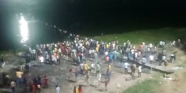 Hindistan'da asma köprünün çökmesi sonucu yüzlerce kişi nehre düştü, en az 32 kişi öldü