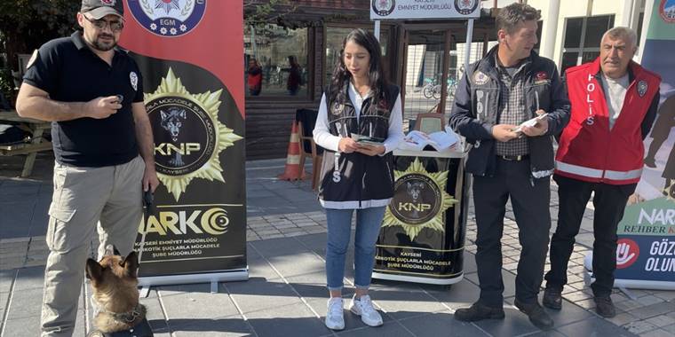 Kayseri Emniyet Müdürlüğü bağımlılıkla mücadele için broşür dağıttı