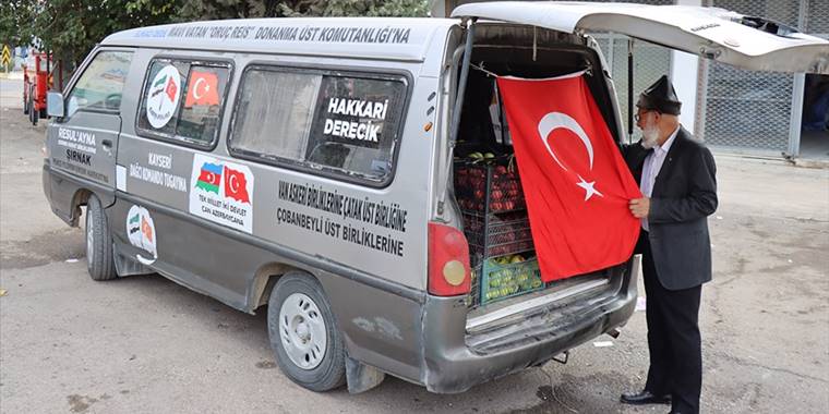 Yetiştirdiği elmaları Çobanbey'deki Mehmetçik için getirdi