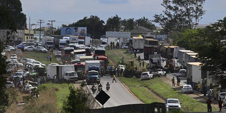 Brezilya'da Bolsonaro'nun seçim yenilgisinin ardından kamyoncular yolları kapattı