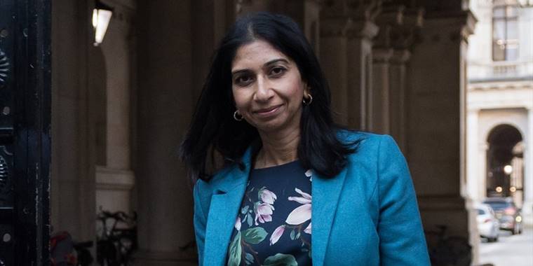 İngiliz bakanın düzensiz göçmen geçişlerini 'istila' olarak nitelemesi tartışma yarattı