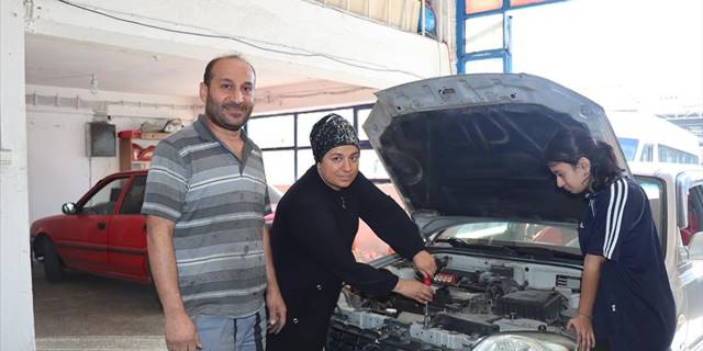 Kızıyla aynı sırada teorik eğitim alan kadın sanayide eşinin yanında pratik yapıyor