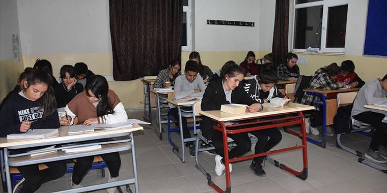 Uludere'de öğretmenlerden gönüllü akşam eğitimi