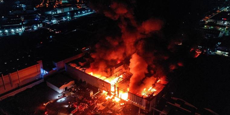 Bursa'da tekstil fabrikasında çıkan yangına müdahale ediliyor