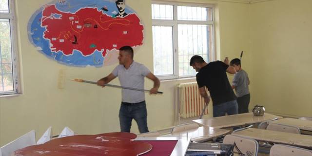 Şırnak'ta mezradaki okul öğretmen, öğrenci ve veli dayanışmasıyla boyandı