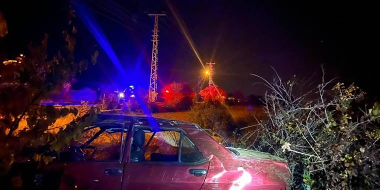 Sivas'ta devrilen otomobildeki uzman çavuş öldü, 3 kişi yaralandı