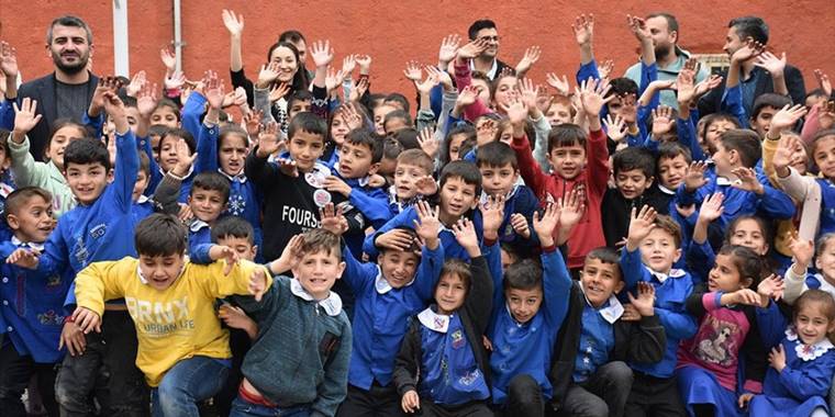 Şırnak'ta Uzungeçitli öğrenciler mavi ve kırmızı önlükle okula gidiyor