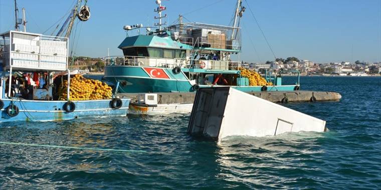 Aydın'da sürücüsü fenalaşan kamyonet, denize düştü
