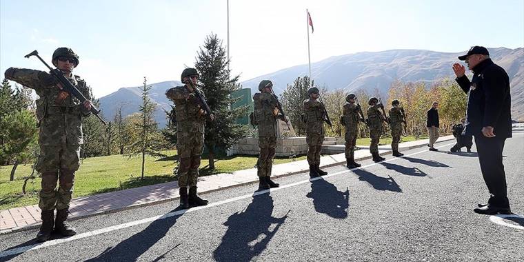 Milli Savunma Bakanı Akar ve komuta kademesi sınır hattında