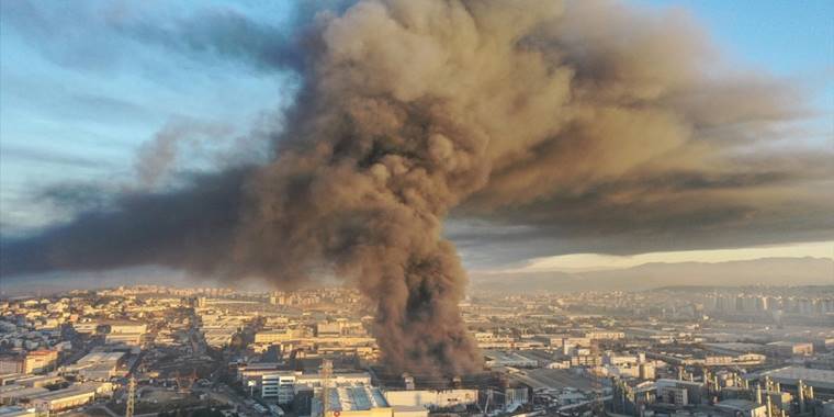Bursa'da devam eden fabrika yangınıyla ilgili hava kirliliği uyarısı