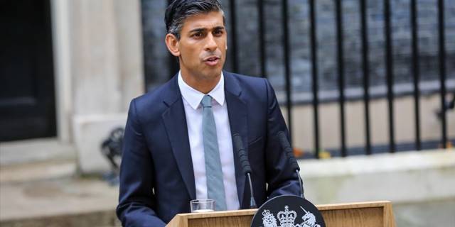 İngiltere'de muhalefet, Başbakan Sunak'ı hükümetin göçmen politikası nedeniyle eleştirdi