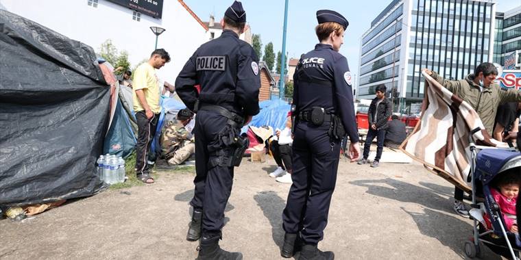 Fransa, hakkında sınır dışı kararı olan göçmenleri “arananlar listesi”ne koymayı planlıyor