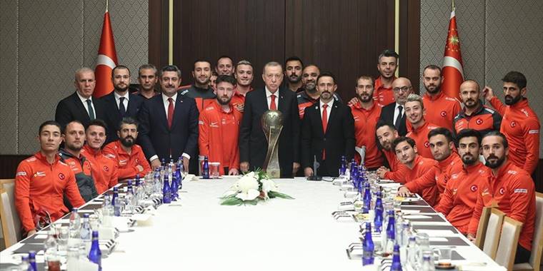 Cumhurbaşkanı Erdoğan: Türk futbolunun daha da ileriye gitmesi için gereken her türlü adımı atacağız