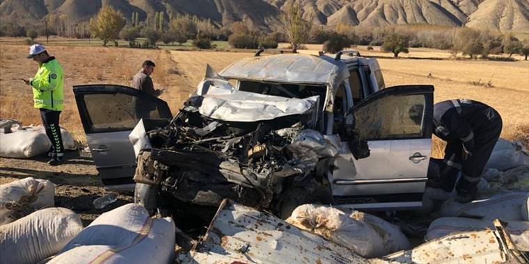 Sivas'ta trafik kazasında 1 uzman çavuş öldü, 5 kişi yaralandı