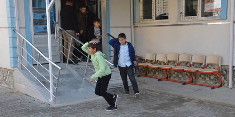 Karaman Valisi Tuncay Akkoyun Kur'an kursunda deprem tatbikatına katıldı