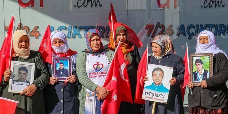 Vanlı aileler HDP İl Başkanlığı önündeki eylemlerini sürdürdü