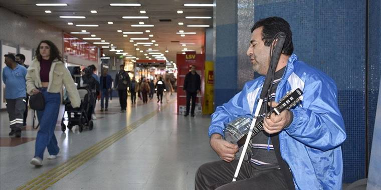 "Sanat Durağı" sokak sanatçılarının sahnesi oldu