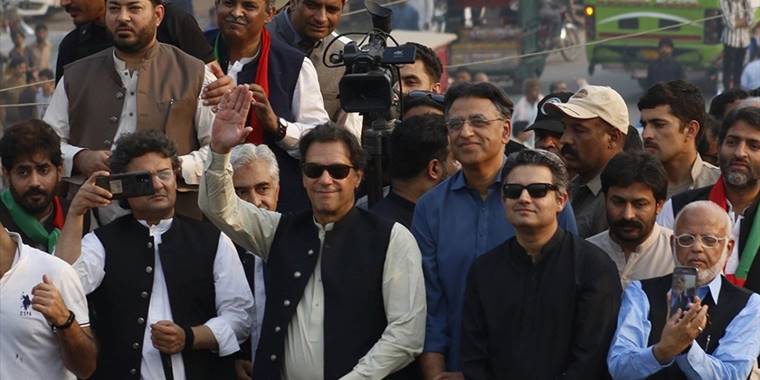 Pakistan eski Başbakanı İmran Han, konvoyuna düzenlenen silahlı saldırıda hafif yaralandı