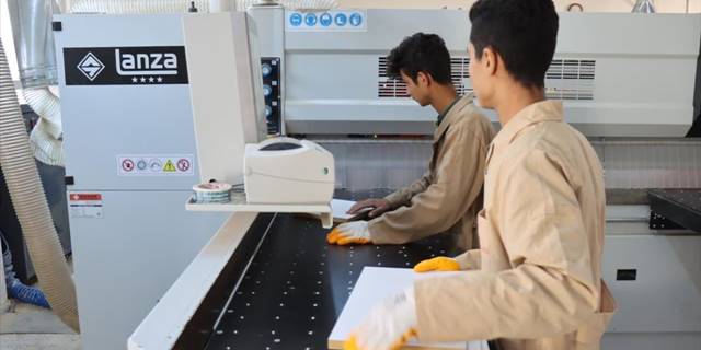 Kilis'te mobilya üreten öğrenciler 10 ayda 2 milyon liranın üzerinde ciro yaptı