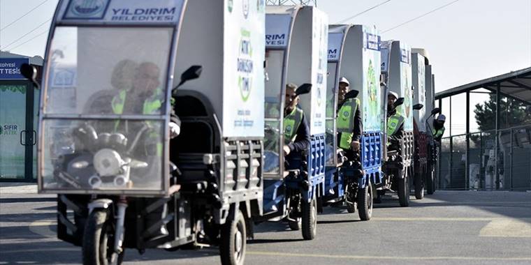 Belediyenin istihdam ettiği 'çekçekçiler' ayda 400 ton katı atık topluyor