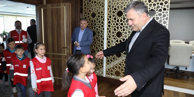 Kızılay gönüllüsü öğrencilerden Çubuk Belediye Başkanı Baki Demirbaşa ziyaret