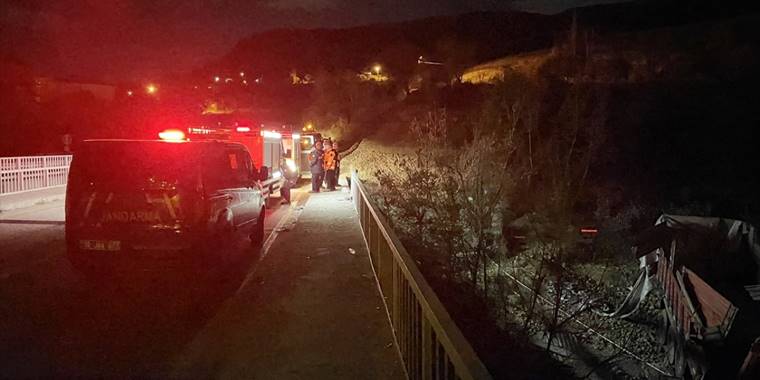 Çankırı'da tırın minibüse çarpıp çaya devrilmesi sonucu 1 kişi öldü, 5 kişi yaralandı