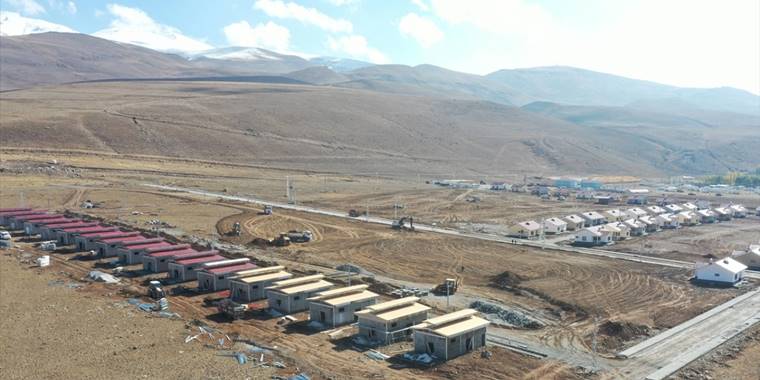 Başkale'de depremzedelere konutları teslim edildi