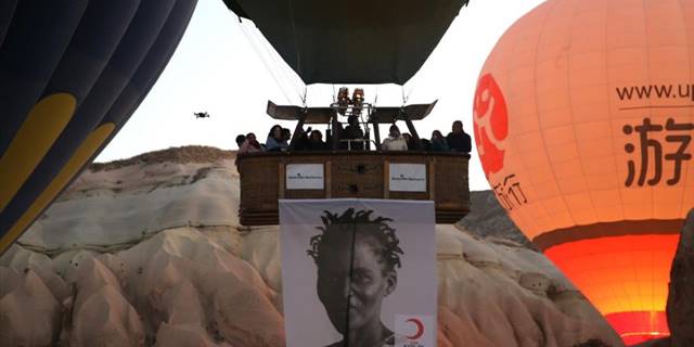 'İnsanlığın Yedi Yüzü' fotoğrafları gökyüzünde sergilendi