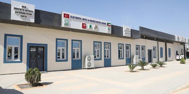 Suriye'de yaşanan iç savaşın yaraları İdlib'deki protez merkezinde sarılıyor