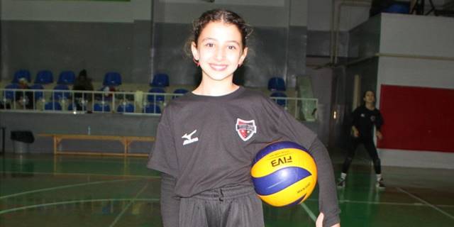 11 yaşında ablalarıyla mücadele ediyor