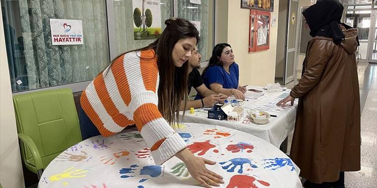 Erzurumlular boyalı avuçlarını örtüye basıp "organ bağışında ben de varım" dedi