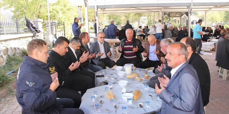 Yalıhüyük'te Belediye Başkanı Koçer'in eşinin anne ve babası için mevlit okutuldu