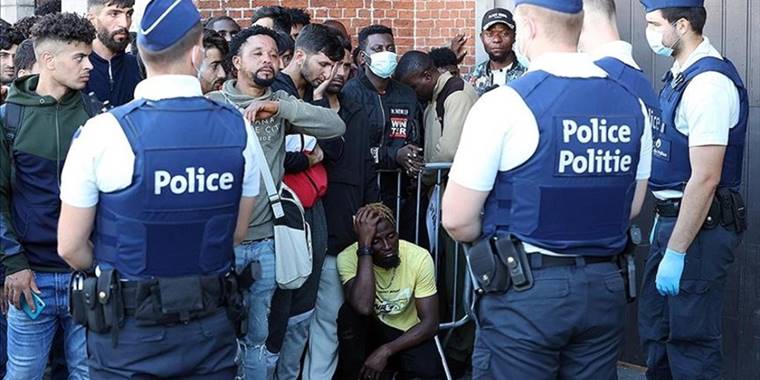 AB, Belçika'da binlerce sığınmacının sokağa terk edilmesiyle ilgili sessizliğini koruyor